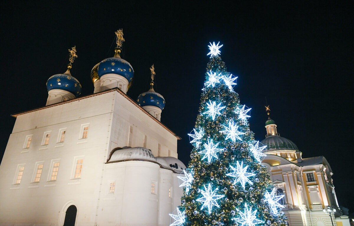 В храмах Верхневолжья проходят праздничные богослужения в честь Рождества Христова