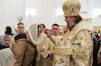 В храмах Верхневолжья проходят праздничные богослужения в честь Рождества Христова