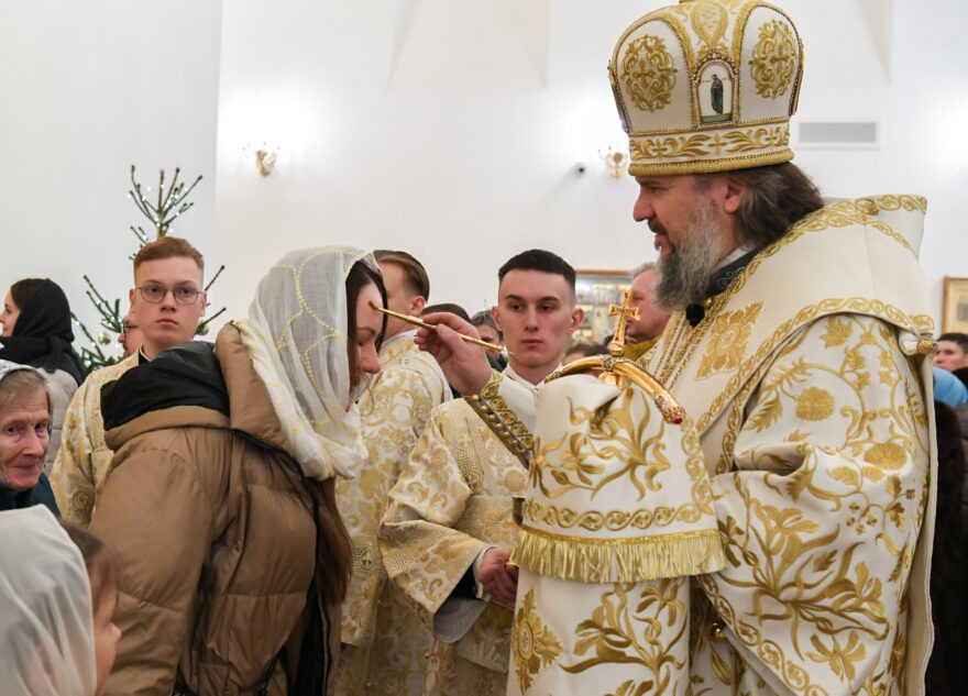 В храмах Верхневолжья проходят праздничные богослужения в честь Рождества Христова