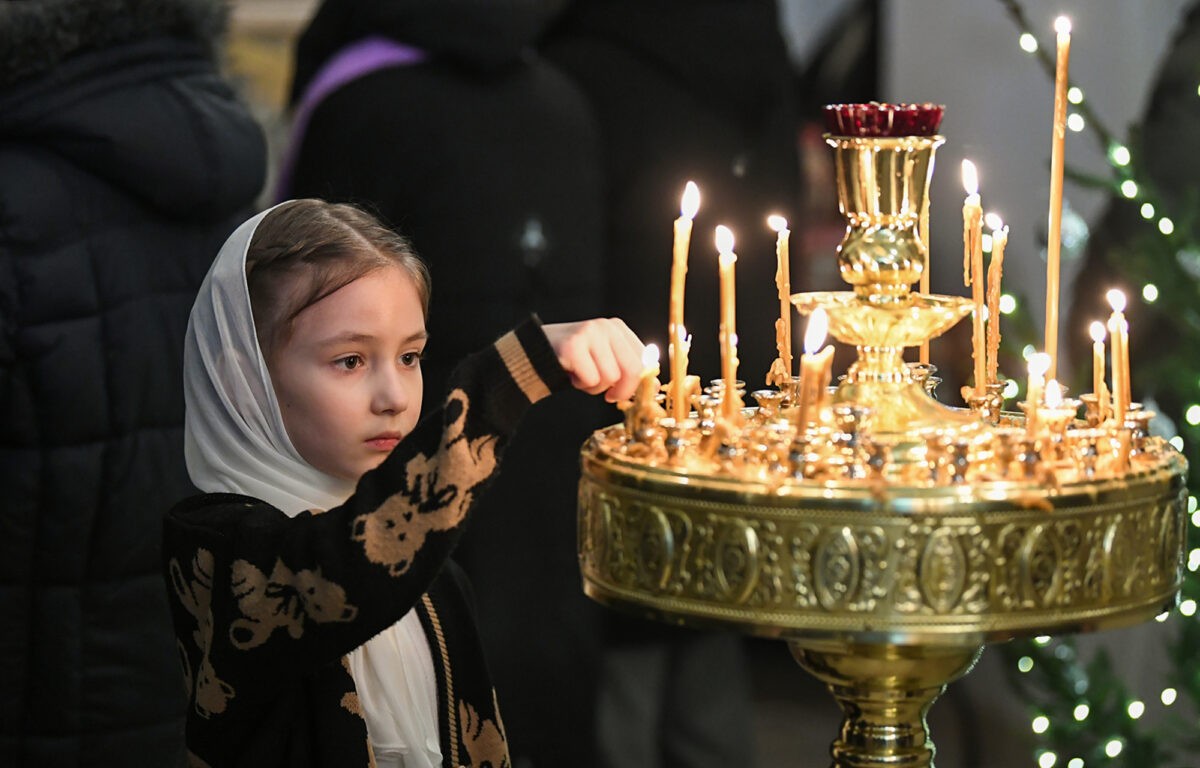 В храмах Верхневолжья проходят праздничные богослужения в честь Рождества Христова