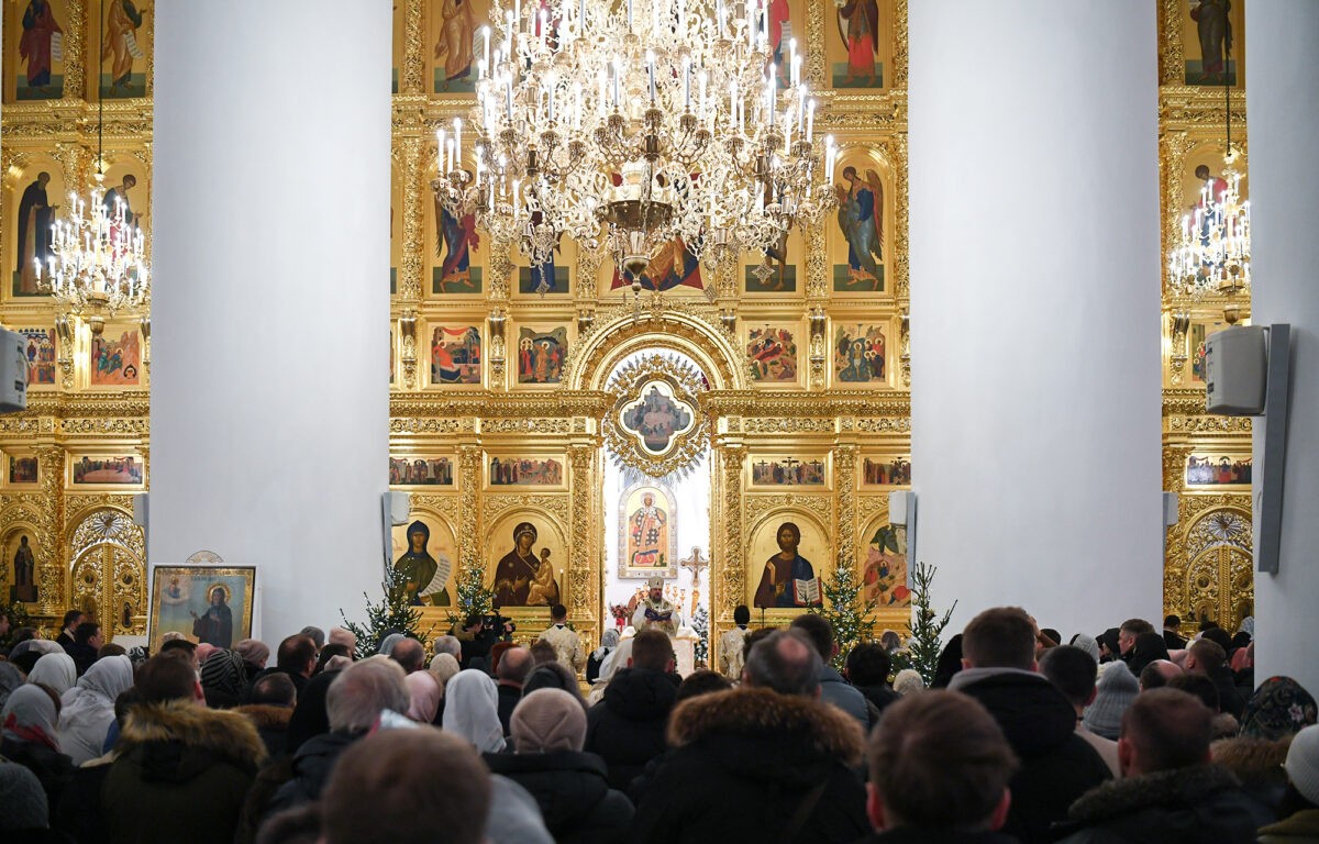 В храмах Верхневолжья проходят праздничные богослужения в честь Рождества Христова