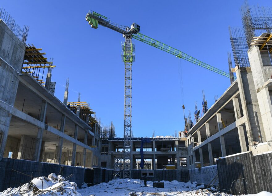 На площадке строительства ДОКБ в Твери возводят 2 и 3 этажи
