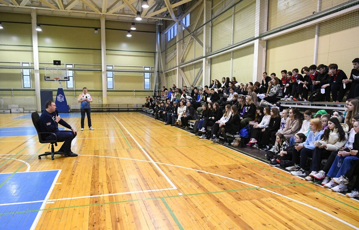 Прославленный российский волейболист провел мастер-класс для юных тверских спортсменов