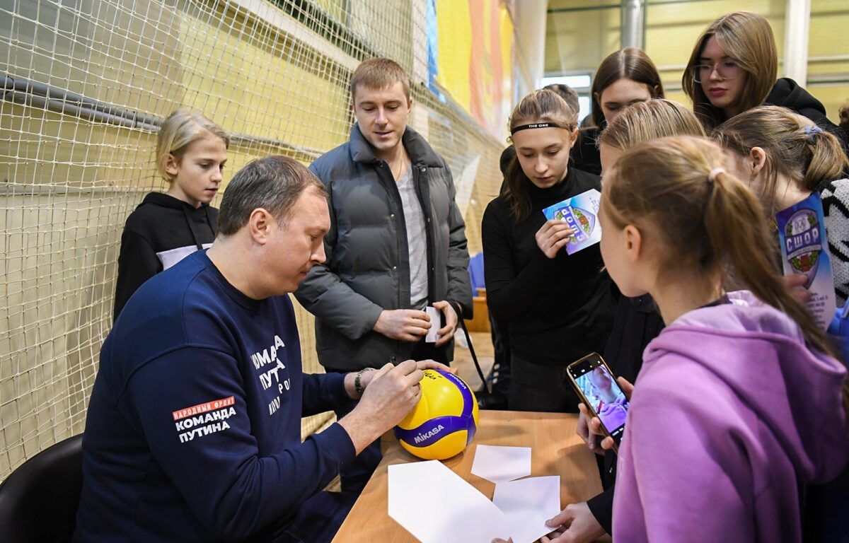 Прославленный российский волейболист провел мастер-класс для юных тверских спортсменов