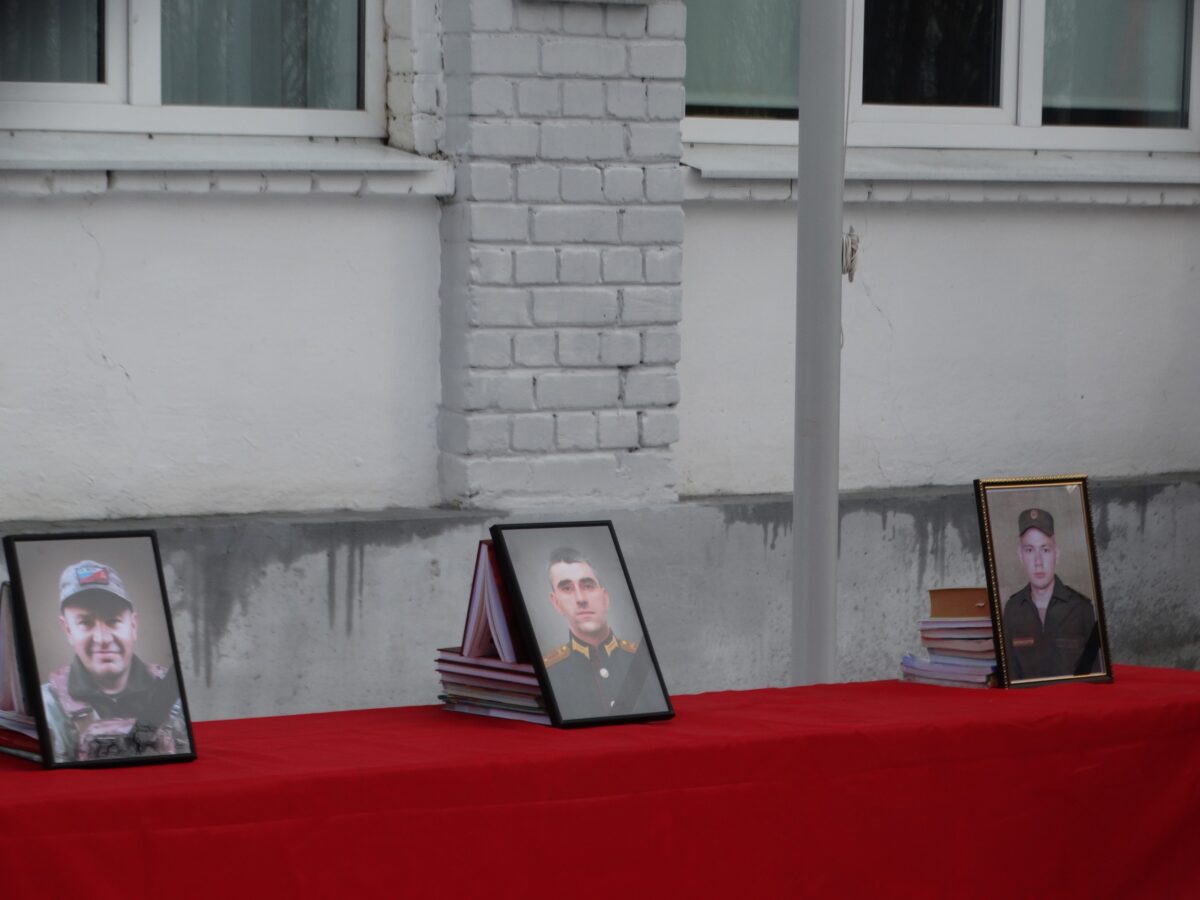 В Тверской области почтили память трех бойцов, погибших в СВО