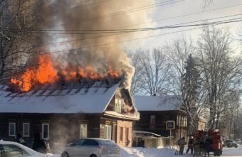 В Тверской области загорелся двухквартирный жилой дом В Тверской области загорелся двухквартирный жилой дом