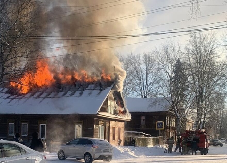 В Тверской области загорелся двухквартирный жилой дом
