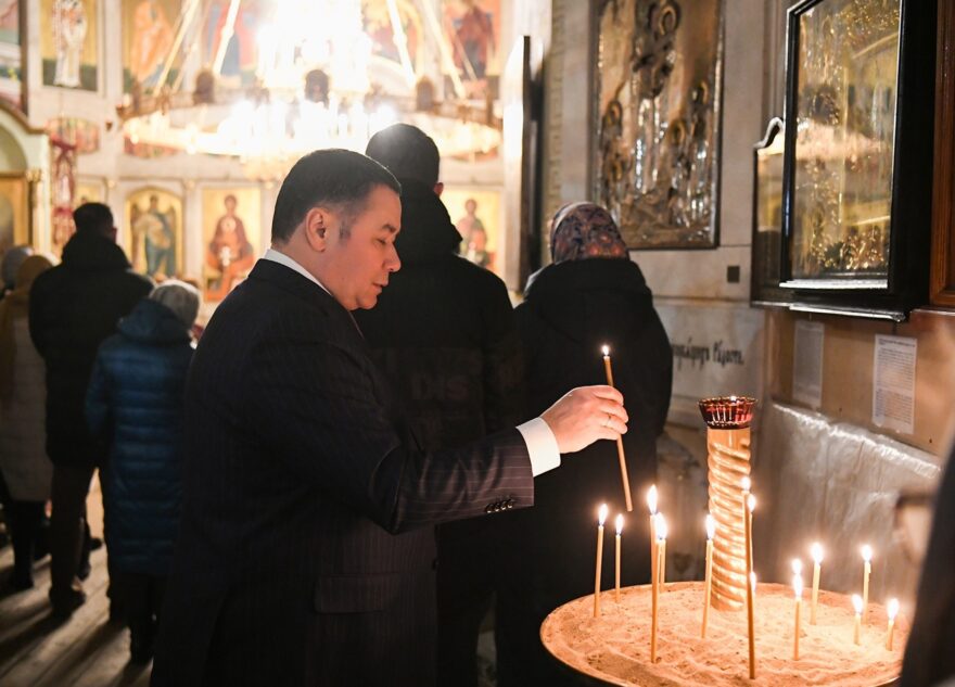 Игорь Руденя в Крещенский сочельник посетил богослужение в тверском храме в честь иконы Божией Матери «Всех скорбящих Радость»