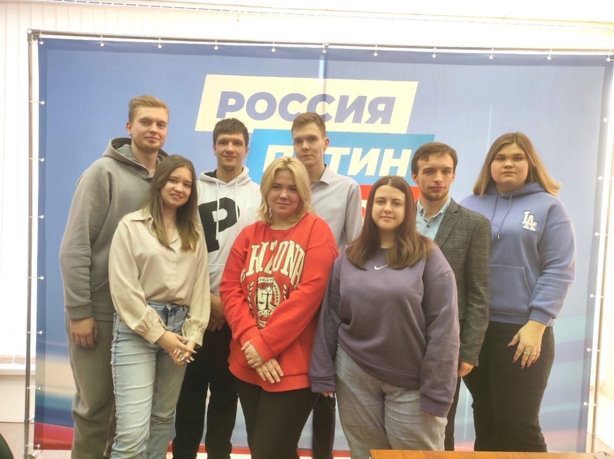 Участники добровольческих организаций города Твери провели круглый стол в региональном избирательном штабе Владимира Путина