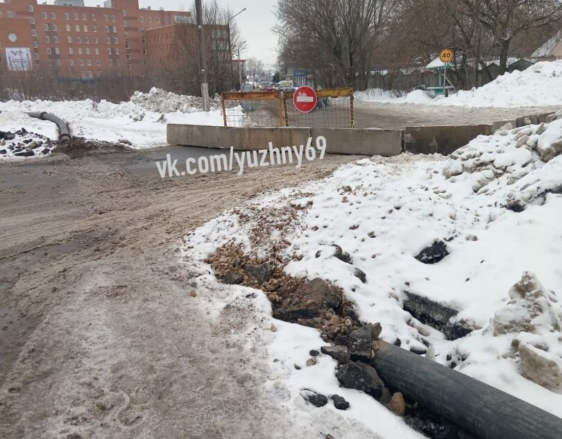 В Твери перекрыли автомобильный проезд у путепровода