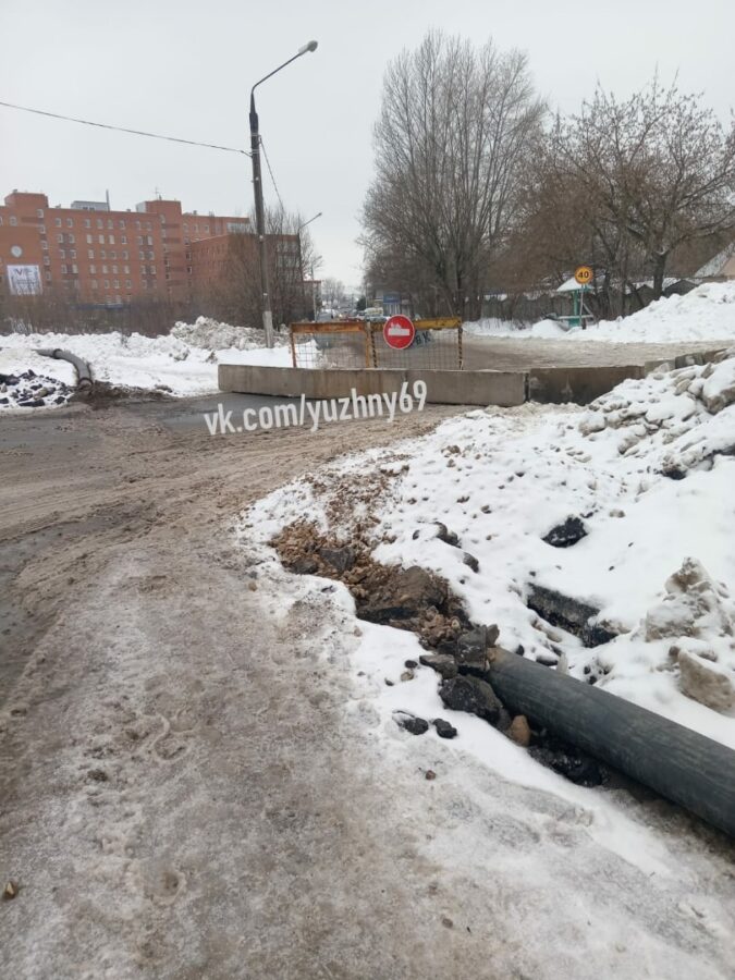 В Твери перекрыли автомобильный проезд у путепровода