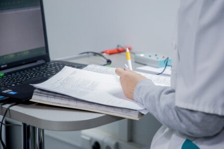 Врач рассказал, почему раком всё чаще болеют молодые люди