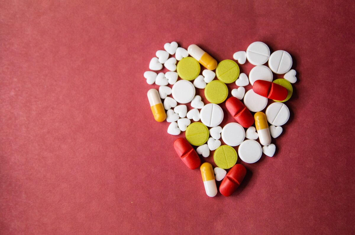 Специалист объяснил, почему опасно ввозить лекарства в Россию из-за рубежа