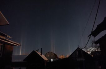 Ночью тверское небо пронзили световые столбы Ночью тверское небо пронзили световые столбы