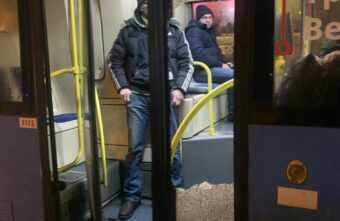 В Твери пассажир-безбилетник расстрелял дверь автобуса