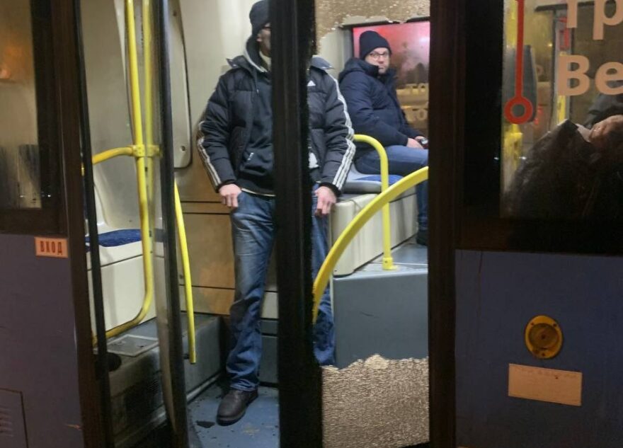 В Твери пассажир-безбилетник расстрелял дверь автобуса