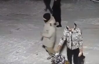 В Тверской области вандалы несколько дней пытались уничтожить маленькую ёлочку В Тверской области вандалы несколько дней пытались уничтожить маленькую ёлочку
