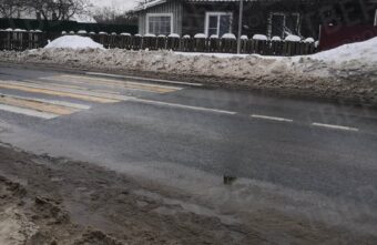 Жители Тверской области не могут перейти дорогу из-за снежных завалов