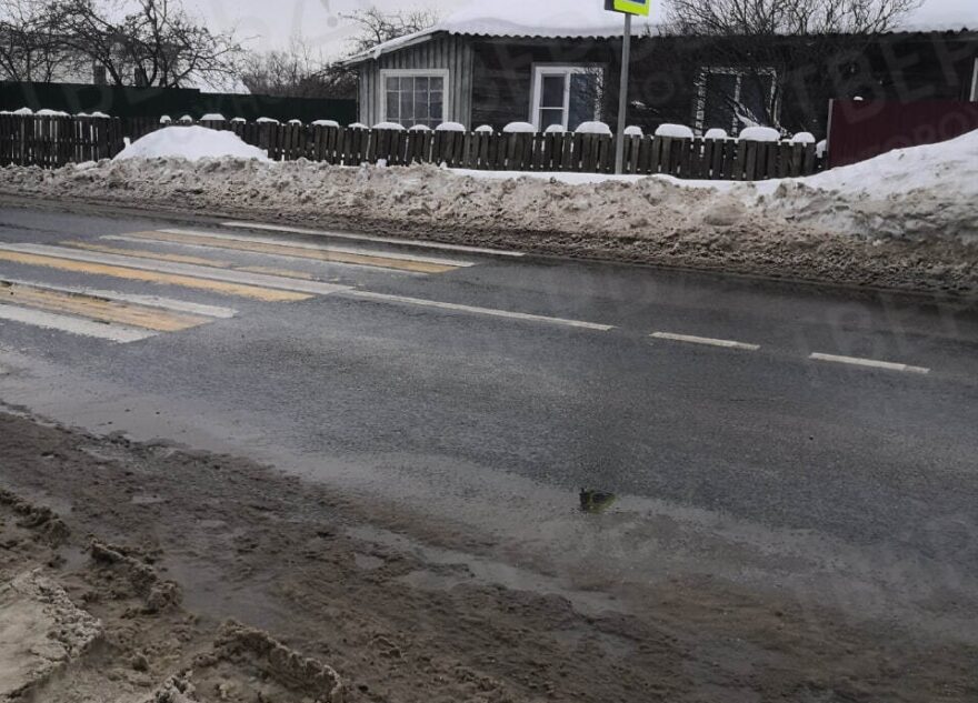 Жители Тверской области не могут перейти дорогу из-за снежных завалов