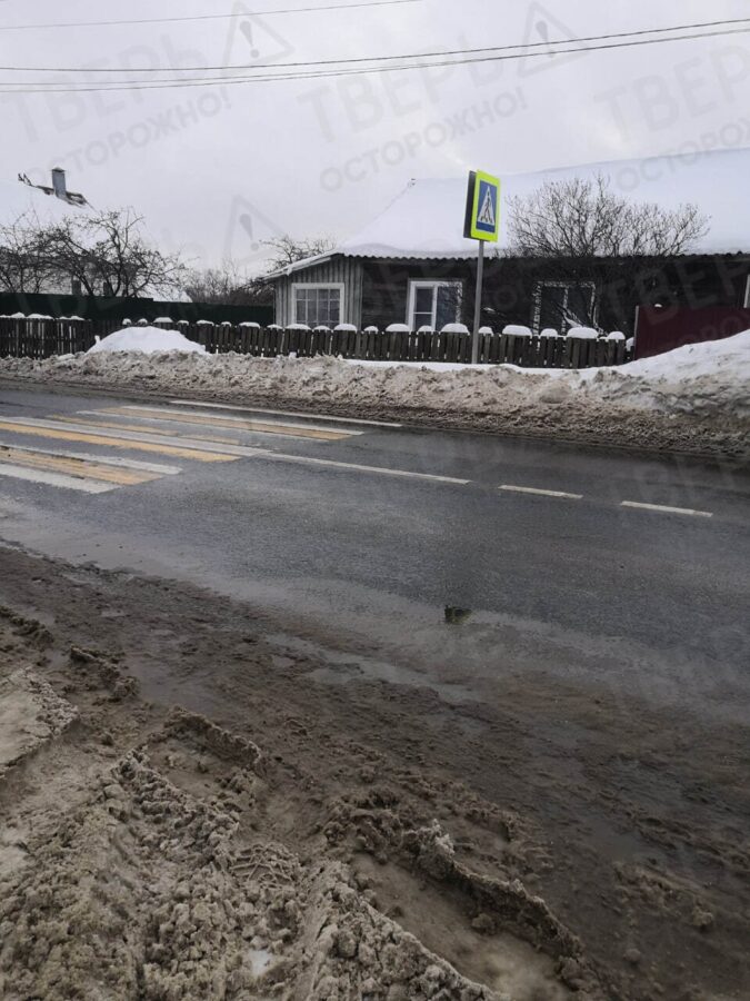 Жители Тверской области не могут перейти дорогу из-за снежных завалов