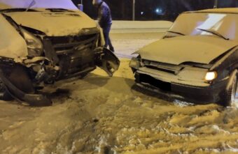 ВАЗ и Ford столкнулись на трассе в Тверской области, есть пострадавший