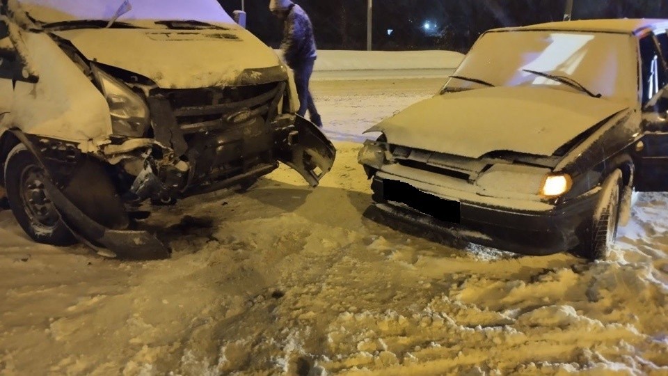 ВАЗ и Ford столкнулись на трассе в Тверской области, есть пострадавший