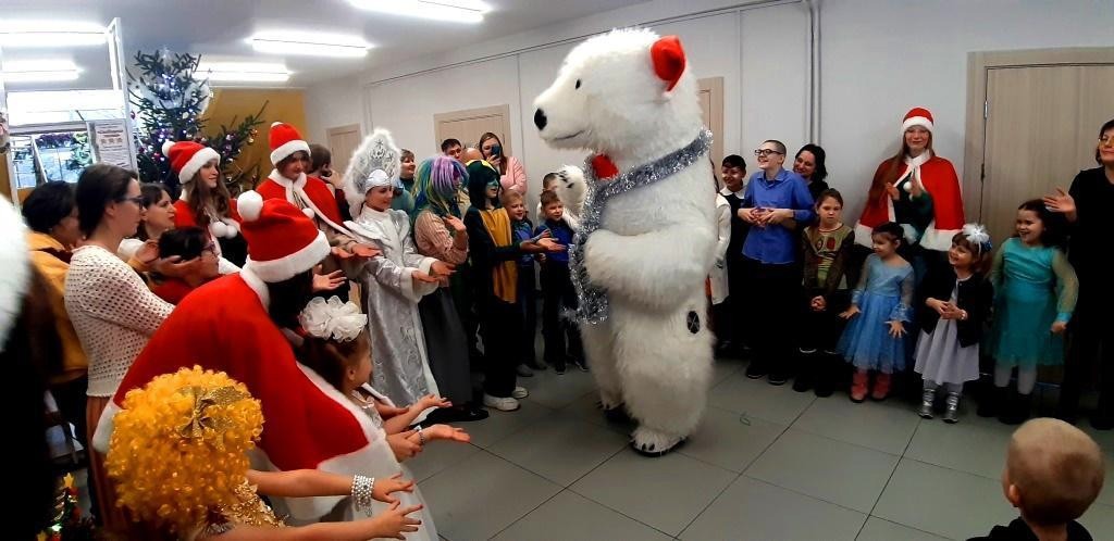 Игры, хороводы и белый медведь: в Вышнем Волочке прошёл удивительный праздник