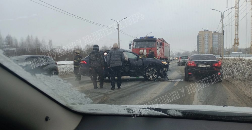 В Твери на улице Красина не поделили дорогу ВАЗ и Ауди