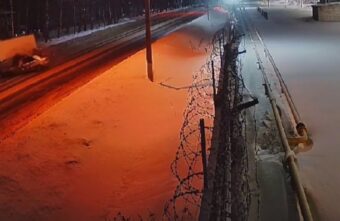 В Тверской области легковушка въехала в грузовик