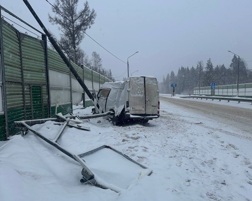 ВАЗ и Ford столкнулись на трассе в Тверской области, есть пострадавший