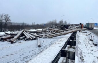 На трассе в Тверской области перевернулся лесовоз На трассе в Тверской области перевернулся лесовоз