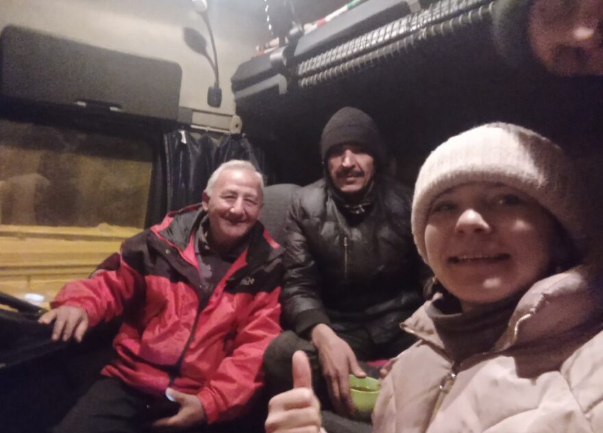 Под Тверью спасли замерзающих дальнобойщиков из Ирана, у которых сломались фуры