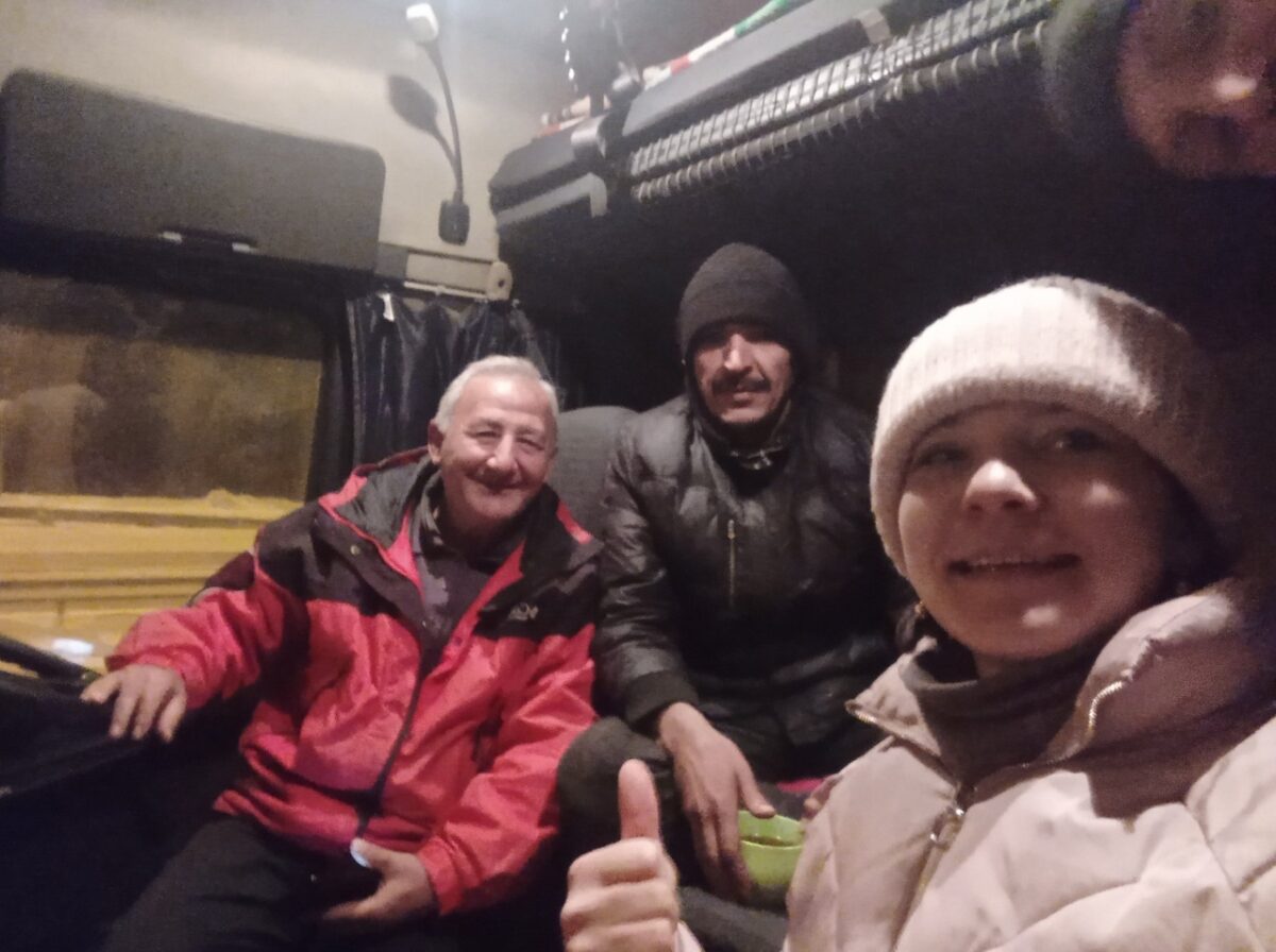 Под Тверью спасли замерзающих дальнобойщиков из Ирана, у которых сломались фуры