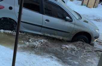 Жители Тверской области заметили во дворе дома «зыбучие снега» Жители Тверской области заметили во дворе дома «зыбучие снега»