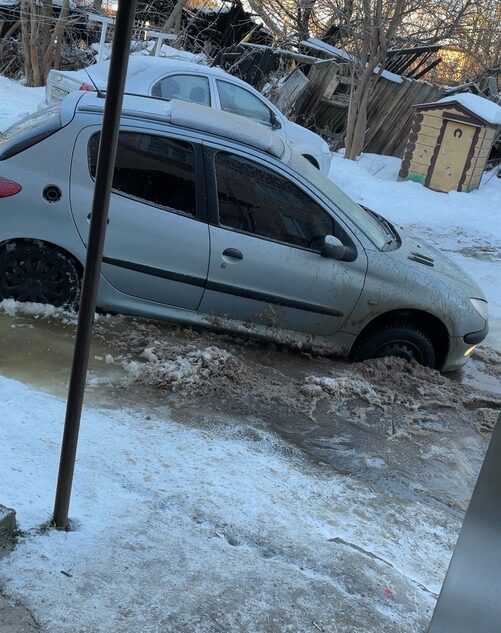 Жители Тверской области заметили во дворе дома «зыбучие снега»