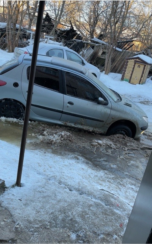 Жители Тверской области заметили во дворе дома «зыбучие снега»