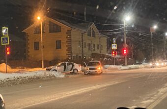 На перекрестке в Твери столкнулись «Лада Гранта» и «Киа Рио» На перекрестке в Твери столкнулись «Лада Гранта» и «Киа Рио»