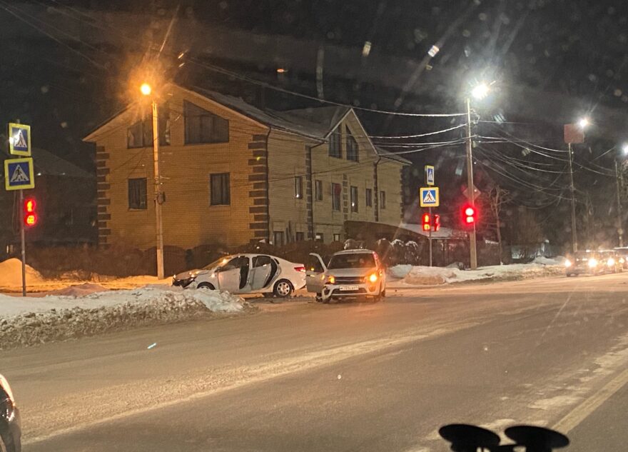 На перекрестке в Твери столкнулись «Лада Гранта» и «Киа Рио»  