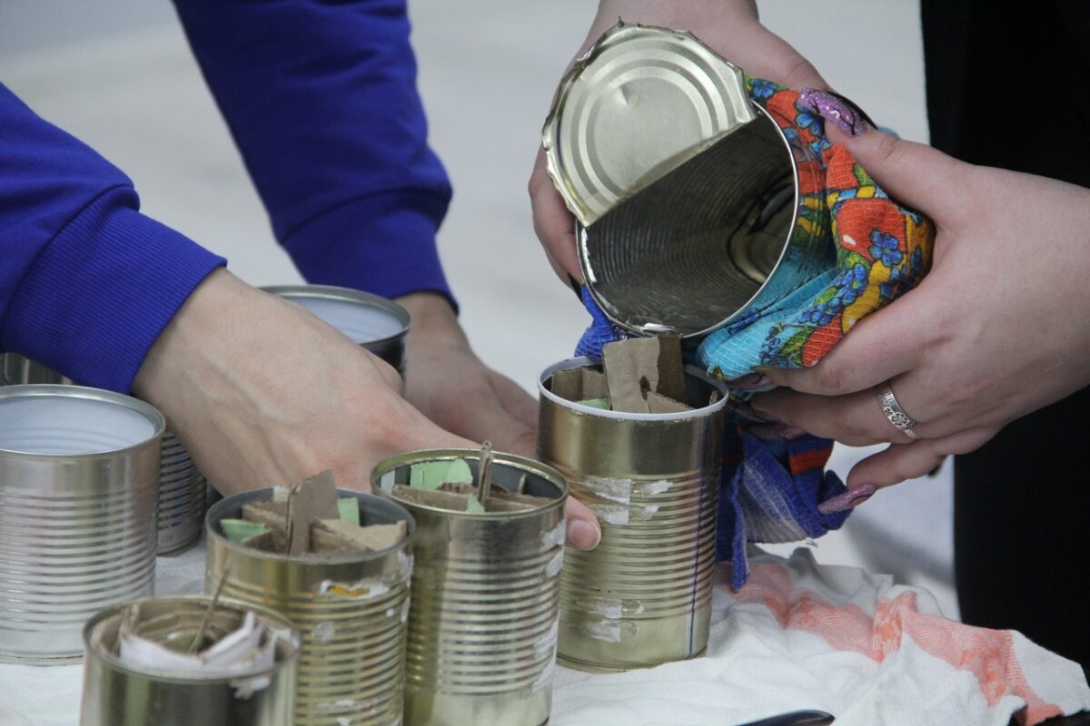 Активисты «Единой России» и МГЕР приняли участие в мастер-классе по изготовлению окопных свечей