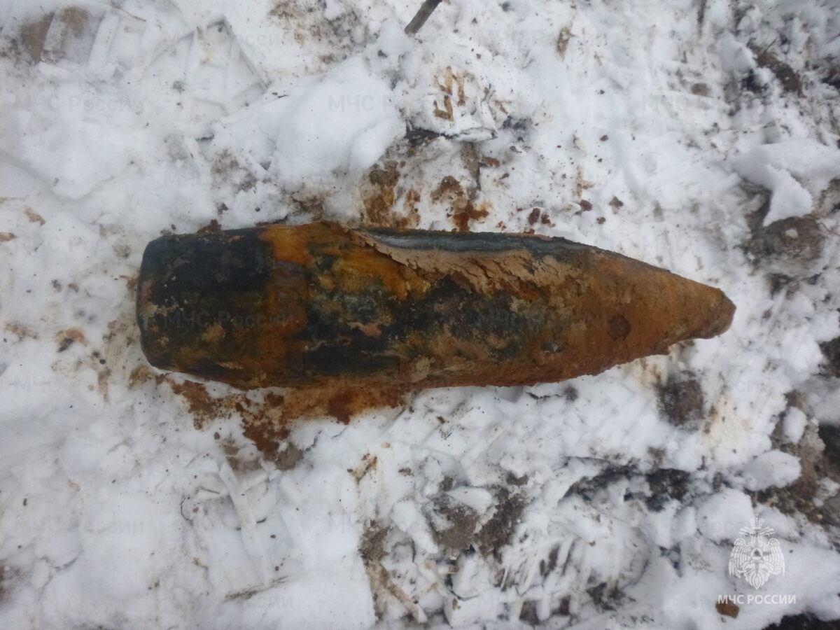 Артиллерийский снаряд времён войны нашли рядом с деревней в Тверской области