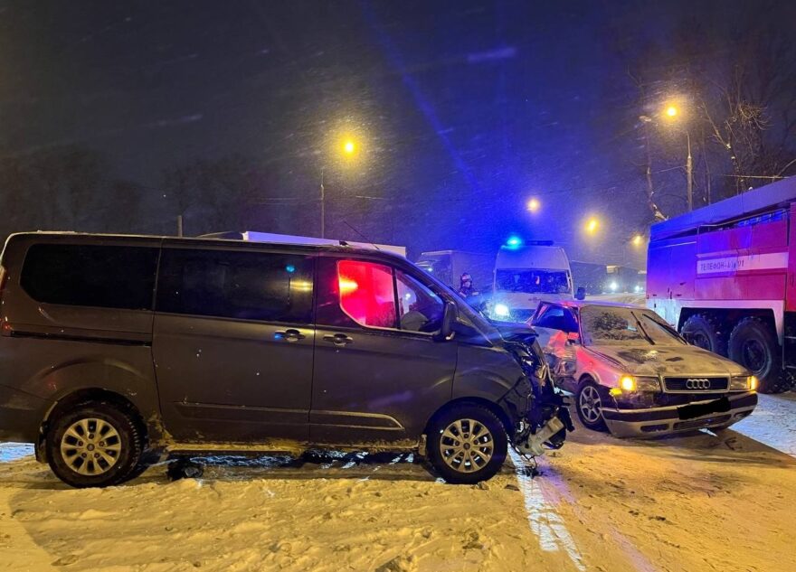 Два человека пострадали в Тверской области из-за водителя, который поехал на "красный" Два человека пострадали в Тверской области из-за водителя, который поехал на "красный"