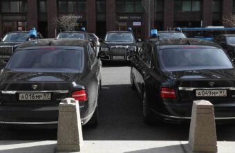 В Госдуме распределили, кто на каких отечественных машинах будет ездить