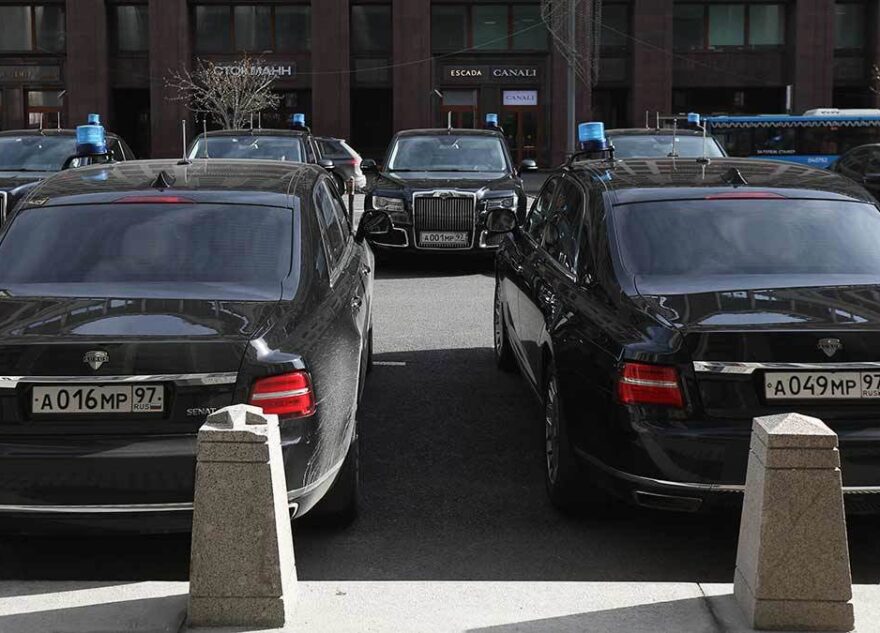 В Госдуме распределили, кто на каких отечественных машинах будет ездить