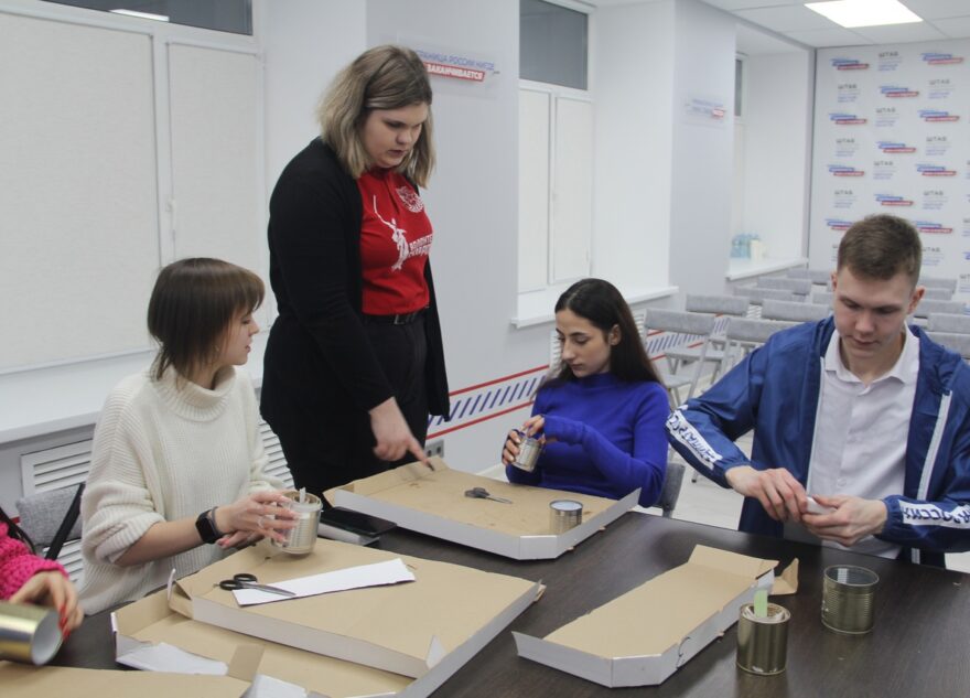 Активисты «Единой России» и МГЕР приняли участие в мастер-классе по изготовлению окопных свечей