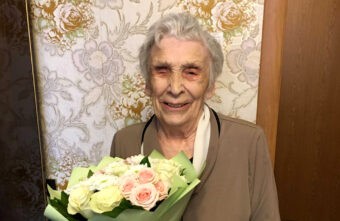 Губернатор поздравил с 90-летием Героя Социалистического Труда Александру Денисову Губернатор поздравил с 90-летием Героя Социалистического Труда Александру Денисову