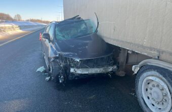 На трассе в Тверской области иномарка въехала в грузовик