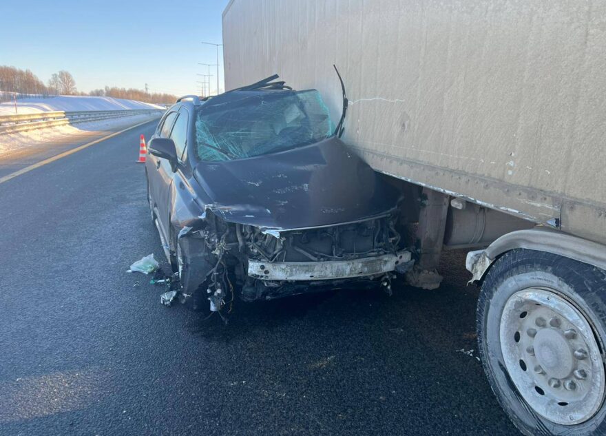 На трассе в Тверской области иномарка въехала в грузовик