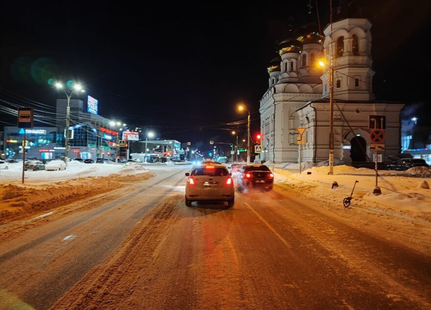 В Твери автомобиль сбил на переходе 12-летнюю девочку