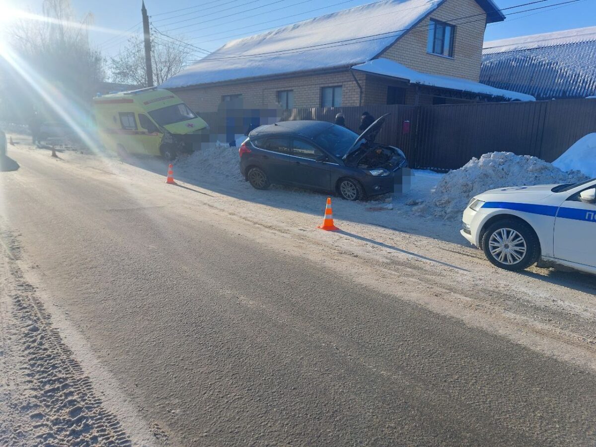 ДТП в Твери: иномарка не уступила дорогу автомобилю скорой помощи