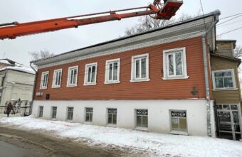 В Твери организована проверка после падения льда с крыши дома на женщину В Твери организована проверка после падения льда с крыши дома на женщину